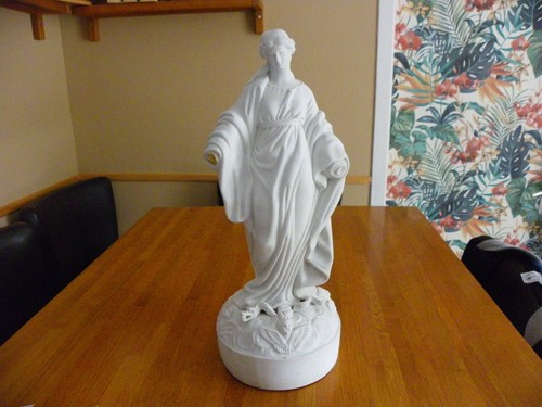 Vierge sur pied biscuit - -,